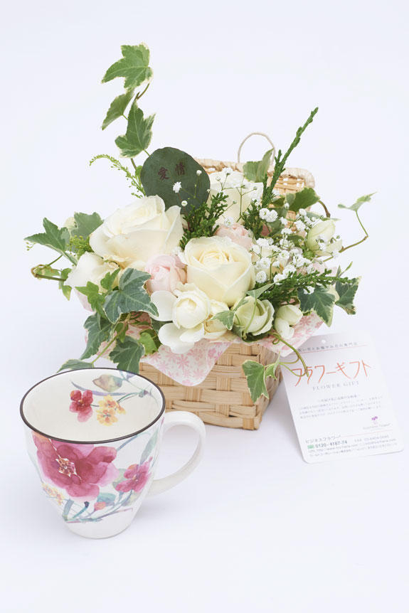 <p>アレンジメントフラワーとシュウメイ菊柄のコーヒーカップのセット</p>