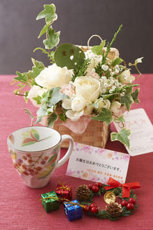 花とギフトのセット　グリーンのアレンジメントフラワーとコーヒーカップセット（12月の誕生日・記念日用））