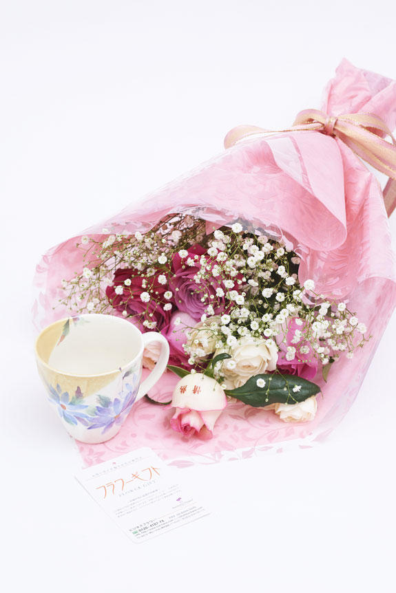 <p>メッセージ入りの花束とエゾ菊柄のコーヒーカップのセット</p>