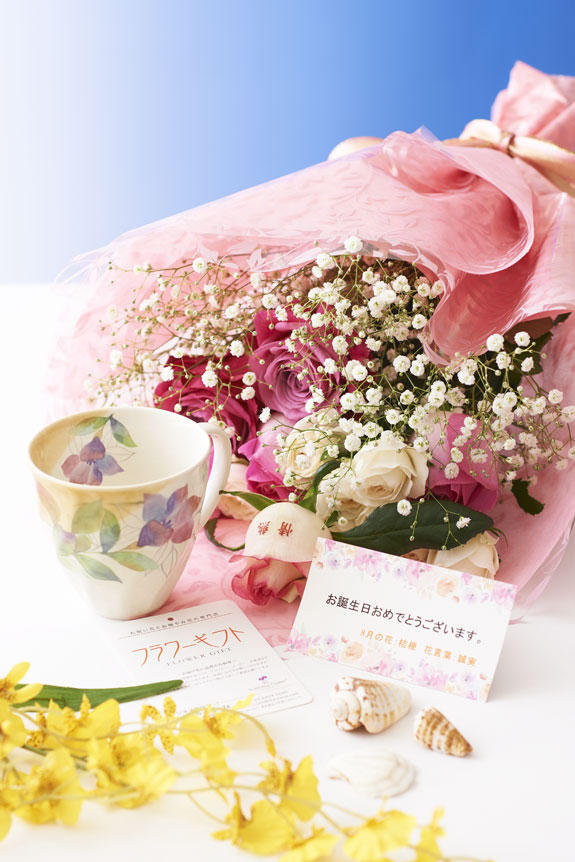 祝い花と供花の専門店ビジネスフラワー 花とギフトのセット メッセージフラワー バラの花束 とコーヒーカップセット 8月の誕生日 記念日用