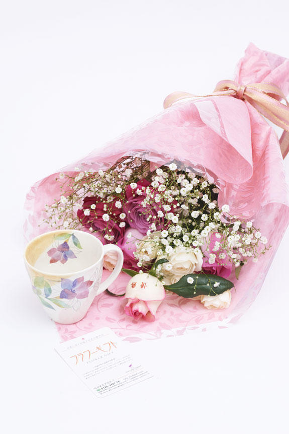 <p>メッセージ入りの花束と桔梗柄のコーヒーカップのセット</p>