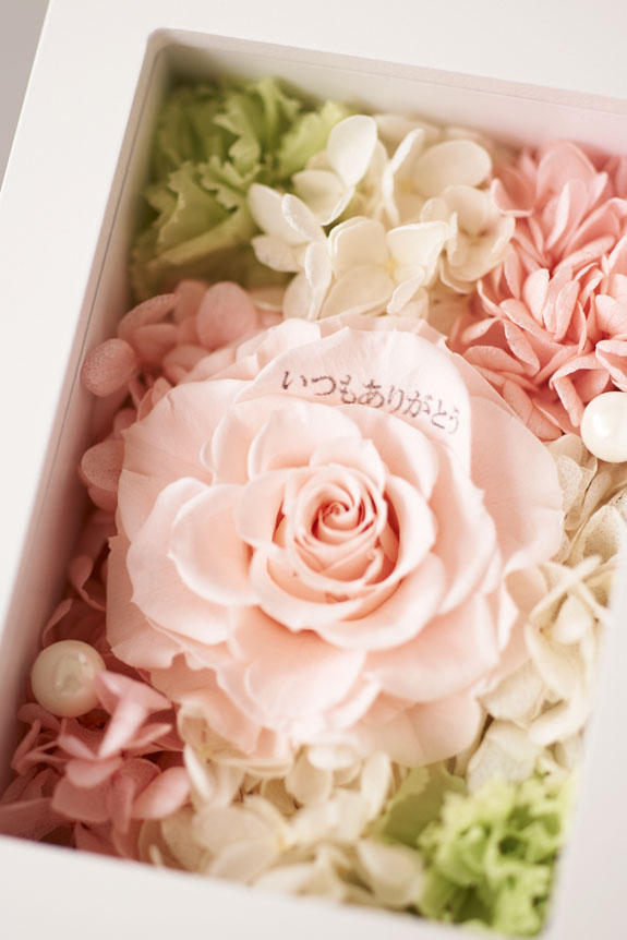 <p>誕生日、結婚、出産、退職などのフラワーギフトにお薦め！花びらにメッセージを印字して気持ちを伝えよう！</p>