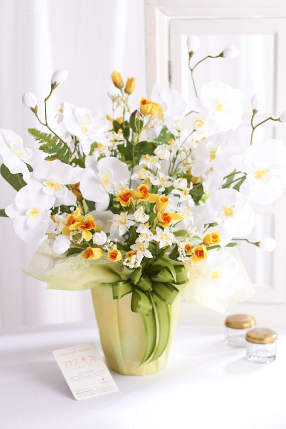 <p>造花アート・アレンジメント　メローホワイトには、ビジネスフラワー®オリジナルの品質保証フラワーギフトタグがついています。</p>
