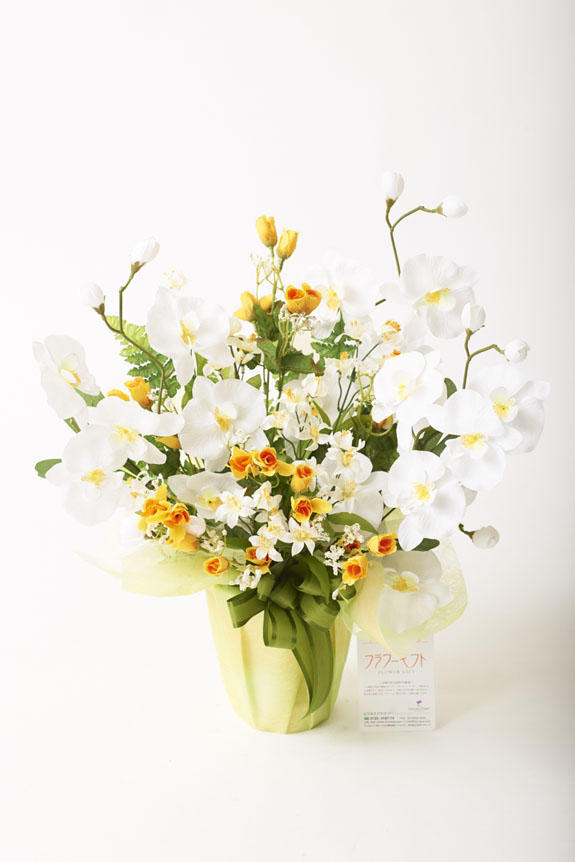 <p>様々な御祝いギフトにぴったりな造花アート・アレンジメント　メローホワイト</p>