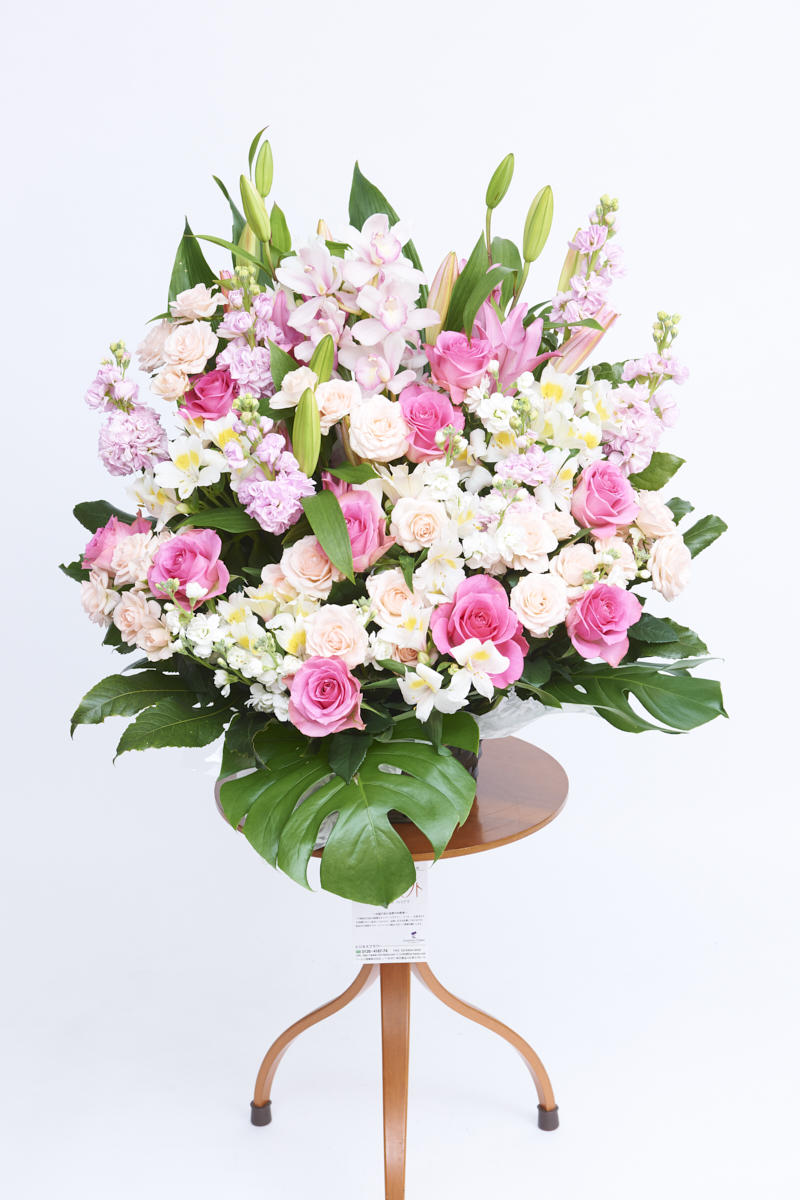 <p>白とピンクの色合いがお祝い事にぴったりの生花（アレンジメントフラワー）です。</p>