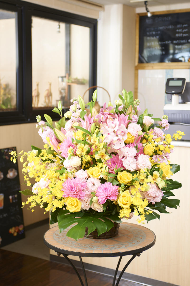 祝い花と供花の販売 ネットの花屋 ビジネスフラワー アレンジメントフラワー アレンジメントフラワーlサイズ 黄色 ピンク系 2万円コース