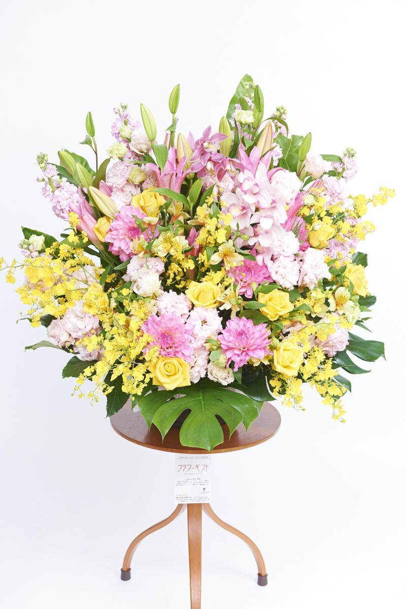 <p>黄色とピンクの色合いがお祝い事にぴったりの生花（アレンジメントフラワー）です。</p>
