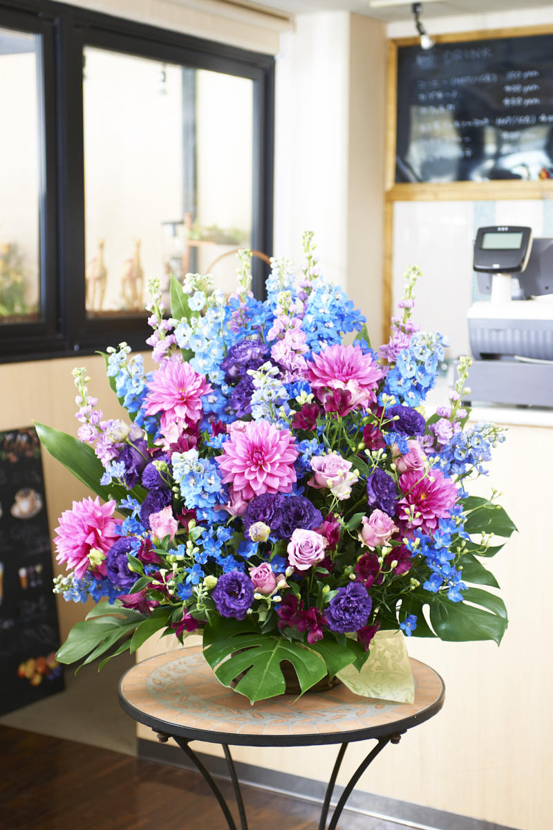 祝い花と供花の販売 ネットの花屋 ビジネスフラワー アレンジメントフラワー アレンジメントフラワーlサイズ ブルー パープル系 2万円コース