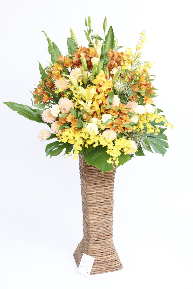 <p>珍し良い花材でスタイリッシュ＆ボリューミーに仕立てたスタンド花は目を引く作りになっています。</p>