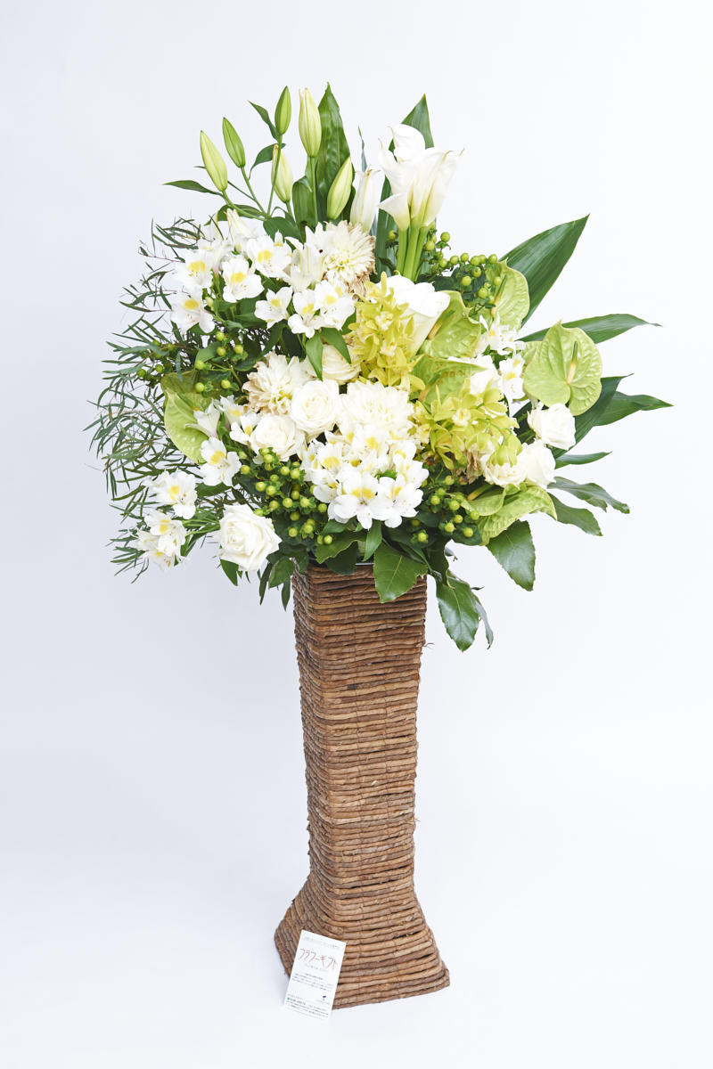 <p>ホワイトとグイーンの稀少花材で仕立てたお洒落なスタンド花。</p>