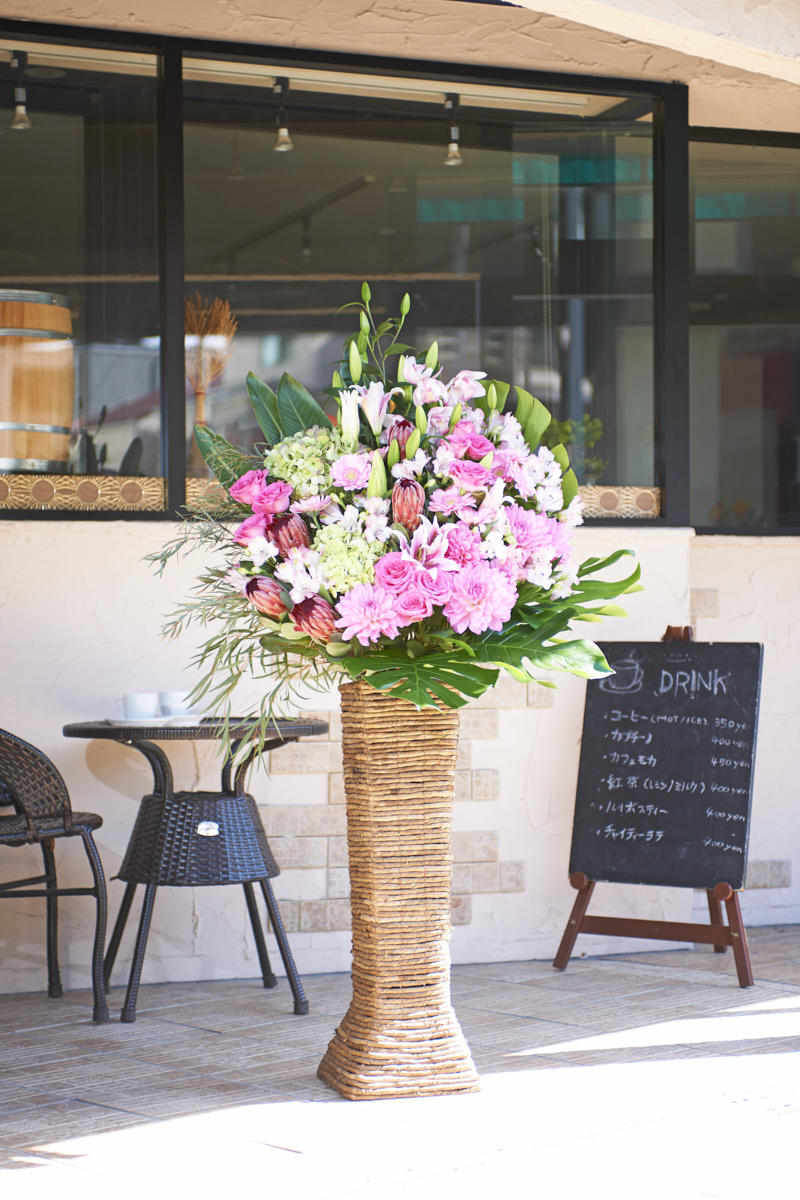 <p>華やかで可愛らしい雰囲気のお店の開店祝いになどにオススメのスタンド花です。</p>