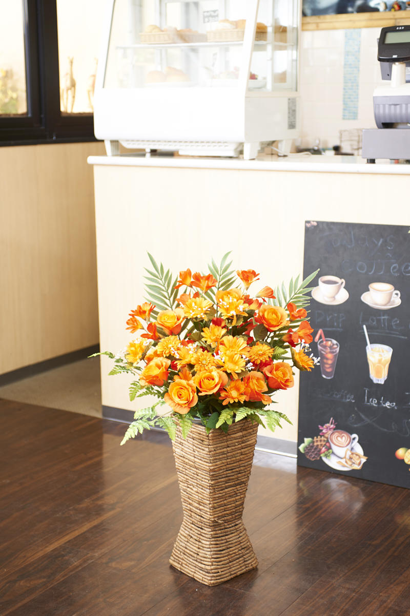 祝い花と供花 ネットの花屋 ビジネスフラワー 造花アート スタンド花 スクエアスタンドs オレンジ系