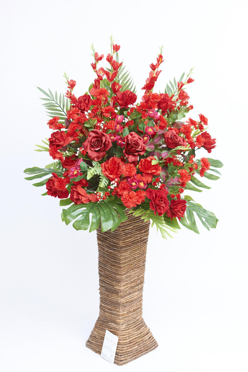 <p>生花と異なり繰り返し使えるので周年祝いや定期イベントなどにご利用いただける便利な造花スタンド花です。</p>