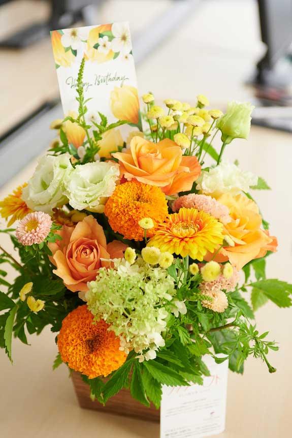 祝い花と供花の販売 ネットの花屋 ビジネスフラワー デザイナーズアレンジメントフラワー ウッドバスケット イエロー オレンジ