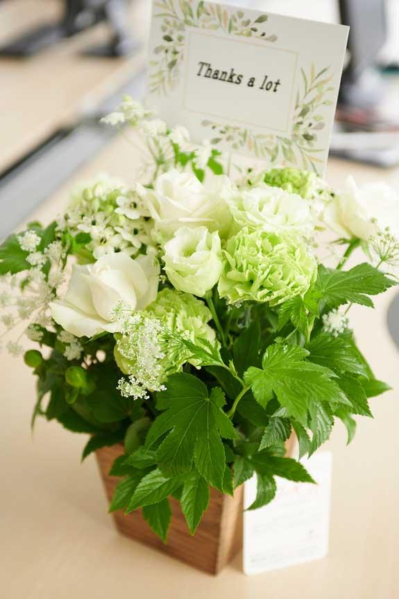 祝い花と供花の販売 ネットの花屋 ビジネスフラワー®｜デザイナーズアレンジメントフラワー ウッドバスケット ホワイト＆グリーン