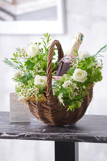 花とギフトのセット　ロゼスパークリングワイン付きバスケットアレンジメントメントフラワー（白）