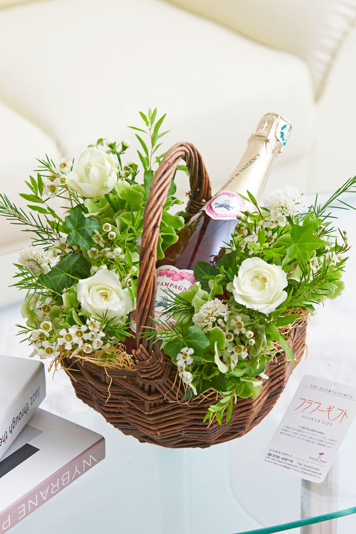 <p>おしゃれな白いお花のバスケットアレンジメントフラワーとピンク色のスパークリングワインのギフトセットを全国に宅配でお届けします。</p>