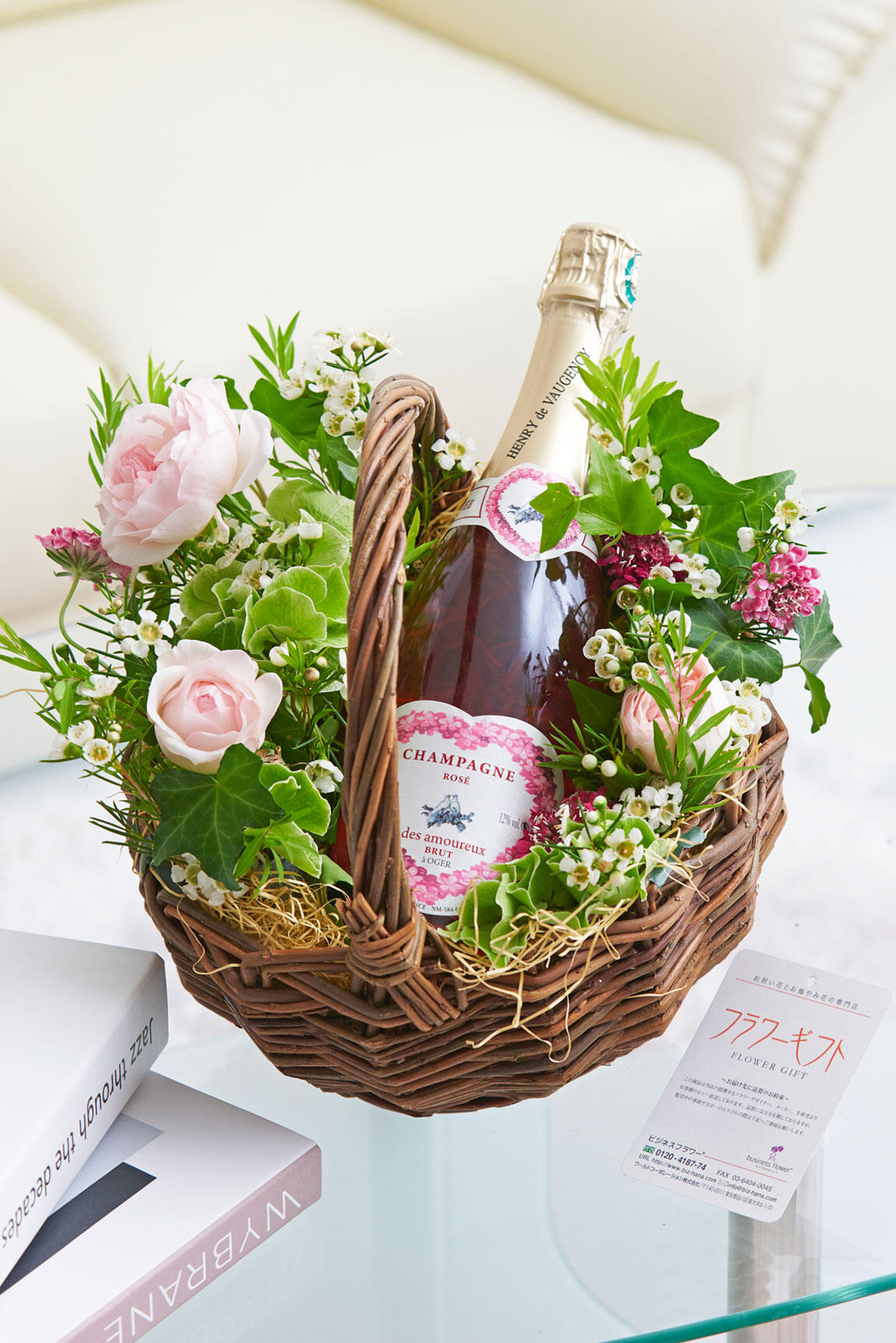 <p>おしゃれなピンクのお花のバスケットアレンジメントフラワーとピンク色のスパークリングワインのギフトセットを全国に宅配でお届けします。</p>