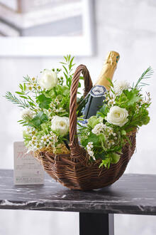 花とギフトのセット　スパークリングワイン付きバスケットアレンジメントメントフラワー（白）