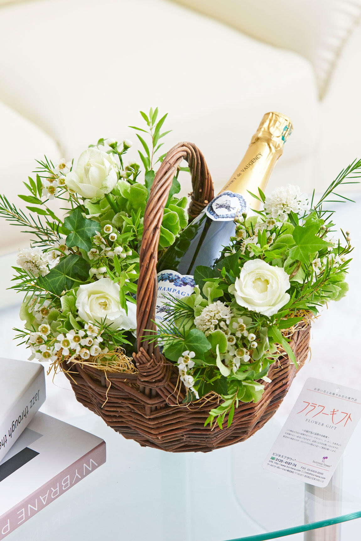 <p>おしゃれな白いお花のバスケットアレンジメントフラワーとスパークリングワインのギフトセットを全国に宅配でお届けします。</p>