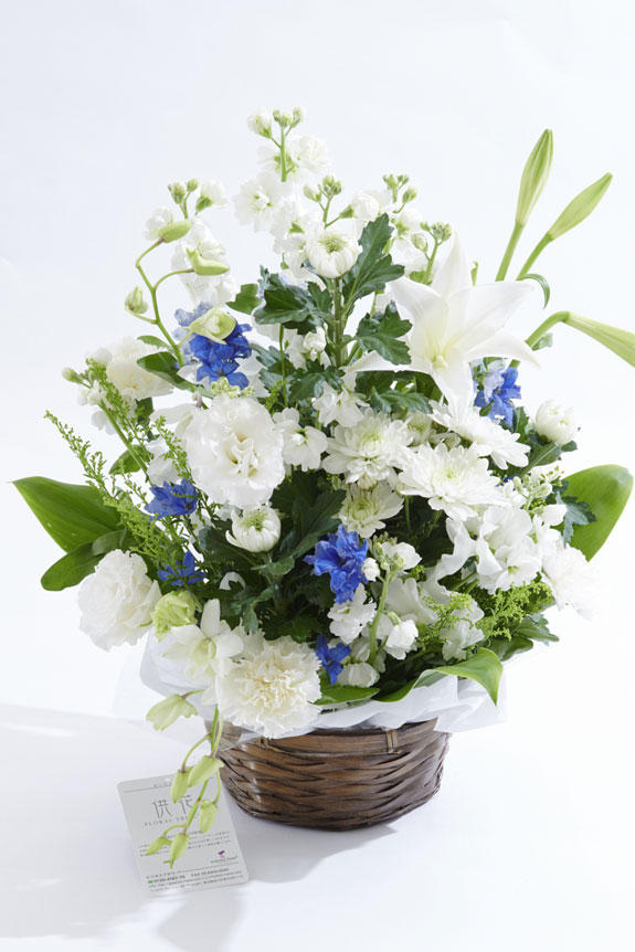 <p>白ベースにグリーンとブルーの差し色が供花、お悔やみ花に向いているアレンジメントフラワーです。</p>