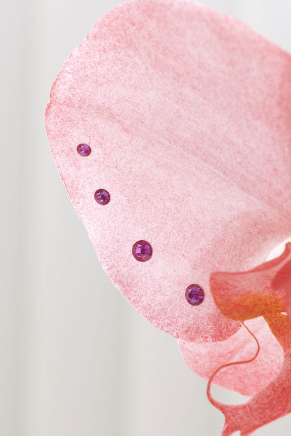 <p>特殊加工で色付けた胡蝶蘭の花びらに、同色のスワロフスキーのラインストーンが輝くお洒落で特別な一品です。</p>