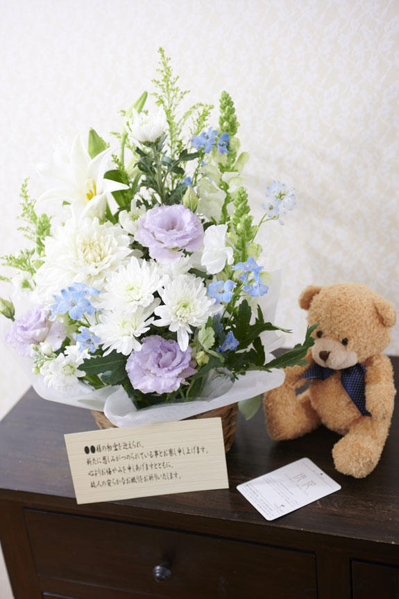 <p>供花アレンジメントフラワー、愛くるしいクマのぬいぐるみ、メッセージカードの供花ギフトセット</p>