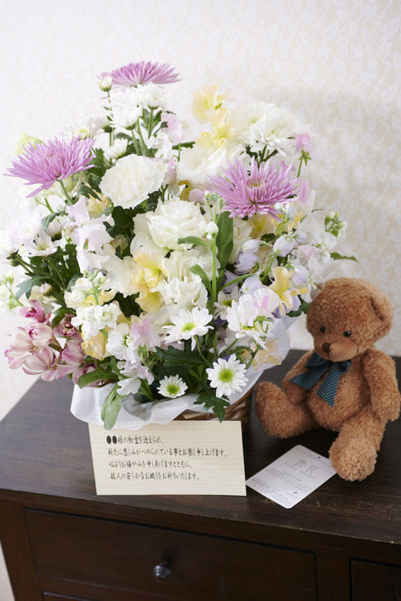 <p>供花アレンジメントフラワー、愛くるしいクマのぬいぐるみ、メッセージカードの供花ギフトセット</p>