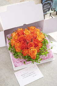 <center>秋はバラの季節！記念日に<br>お薦めのケーキ風アレンジ</center><center>	7,700円(税込)</center>