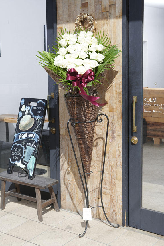 祝い花と供花の販売 ネットの花屋 ビジネスフラワー アートスタンド花 高級薔薇スタンド 白バラ30本 コーン型 祝い花と供花の販売 ネットの花屋 ビジネスフラワー アートスタンド花 高級薔薇スタンド 白バラ30本 コーン型