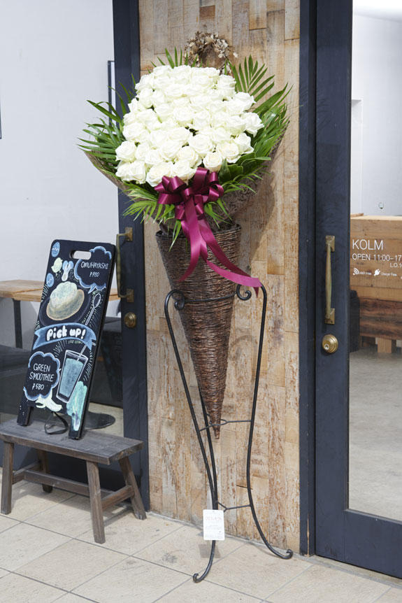 アートスタンド花 高級薔薇スタンド 白バラ50本 コーン型 祝い花と供花の販売 ネットの花屋 ビジネスフラワー