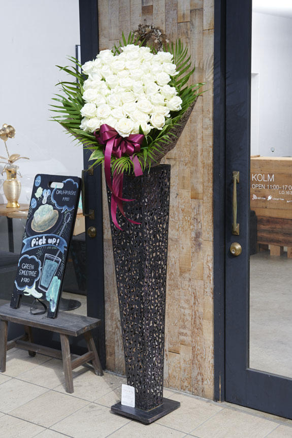 祝い花と供花の販売 ネットの花屋 ビジネスフラワー アートスタンド花 高級薔薇スタンド 白バラ50本 黒ブリキ型