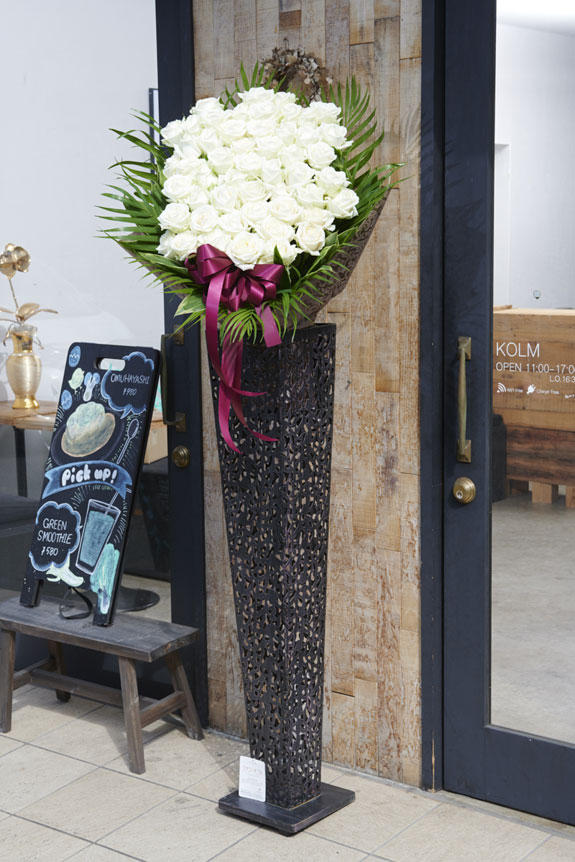 祝い花と供花の販売 ネットの花屋 ビジネスフラワー アートスタンド花 高級薔薇スタンド 白バラ50本 黒ブリキ型 祝い花と供花の販売 ネットの花屋 ビジネスフラワー アートスタンド花 高級薔薇スタンド 白バラ50本 黒ブリキ型