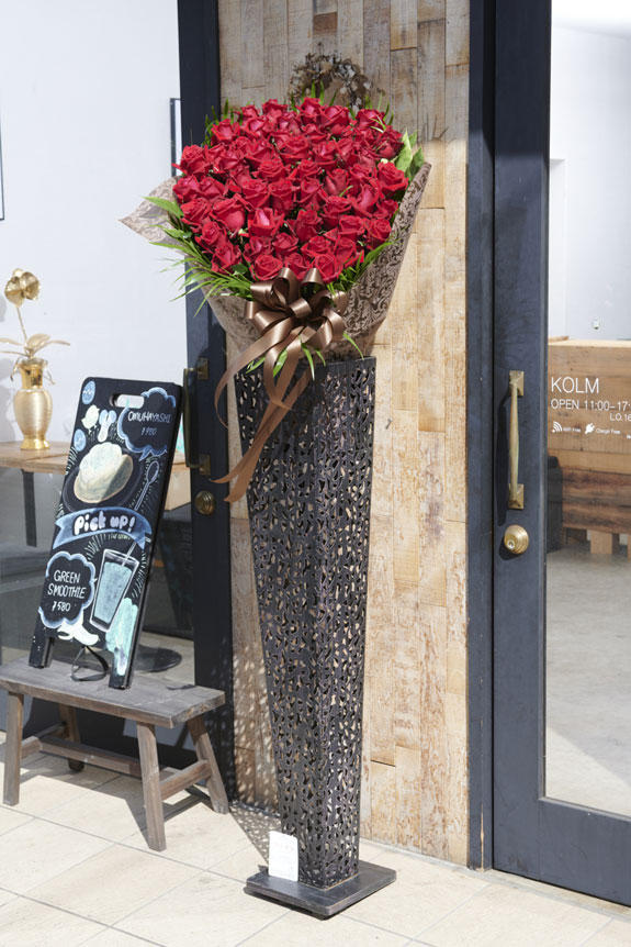 祝い花と供花の販売 ネットの花屋 ビジネスフラワー アートスタンド花 高級薔薇スタンド 赤バラ50本 黒ブリキ型