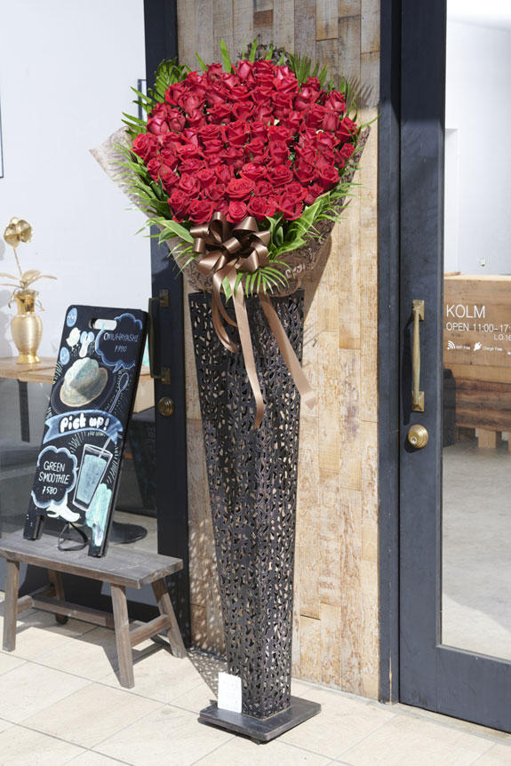 アートスタンド花 高級薔薇スタンド（赤バラ70本）黒ブリキ型 ｜ 祝い花と供花の販売 ネットの花屋 ビジネスフラワー®