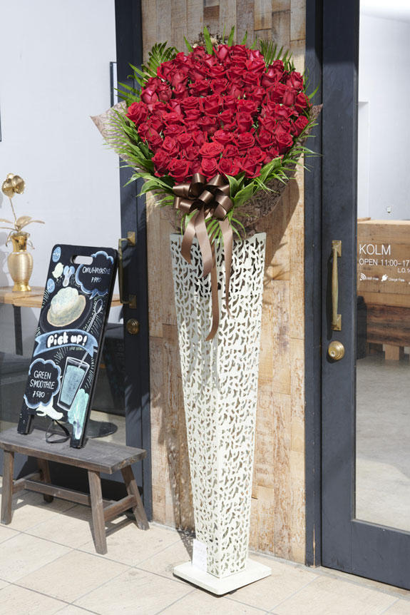 アートスタンド花 高級薔薇スタンド 赤バラ70本 白ブリキ型 祝い花と供花の販売 ネットの花屋 ビジネスフラワー