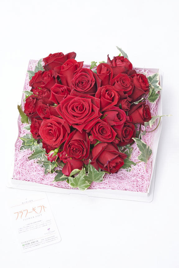 <p>国産苗にこだわった高品質で大振りの薔薇を使用したお祝い花用ケーキ型アレンジメントフラワーです。</p>