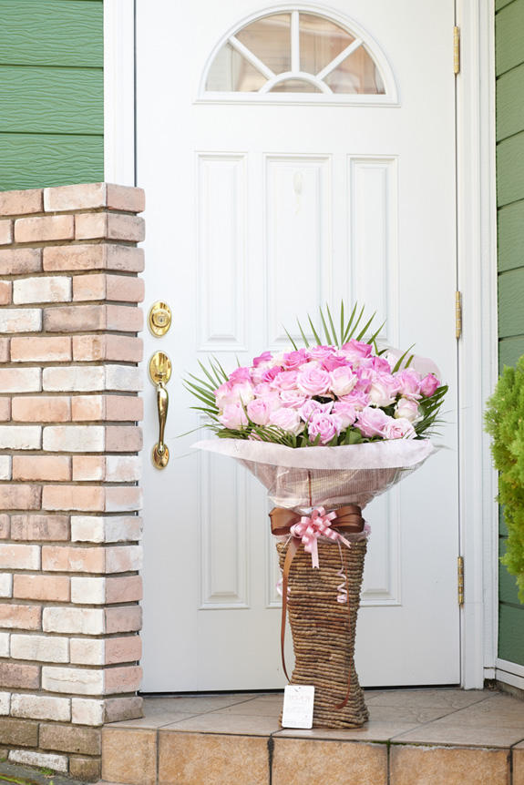 スタンド花 高級薔薇スクエアタイプ Mサイズ（ピンクバラ50本） ｜ 祝い花と供花の販売 ネットの花屋 ビジネスフラワー®