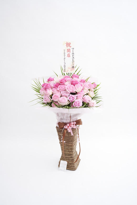 <p>高級薔薇のスクエア型スタンド花には、紙製の立札を無料でお付けすることができます。</p>