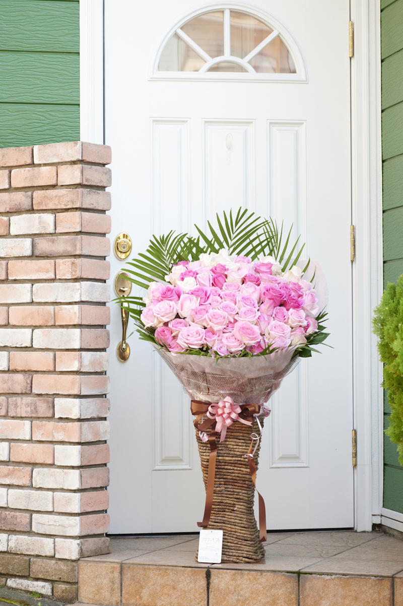 スタンド花 高級薔薇スクエアタイプ Lサイズ（ピンクバラ70本） ｜ 祝い花と供花の販売 ネットの花屋 ビジネスフラワー®