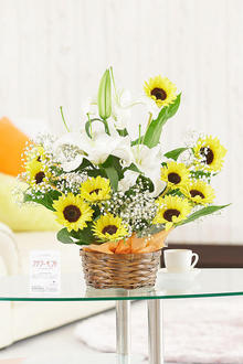 向日葵と白ユリ　夏のモダンなアレンジメントフラワー（黄色のひまわり）※フラワーバッグ付