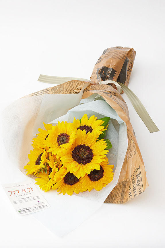 <p>夏の時期しか贈る事の出来ないヒマワリの花束・ブーケは、夏のお祝い花としてお薦めの一品です。</p>