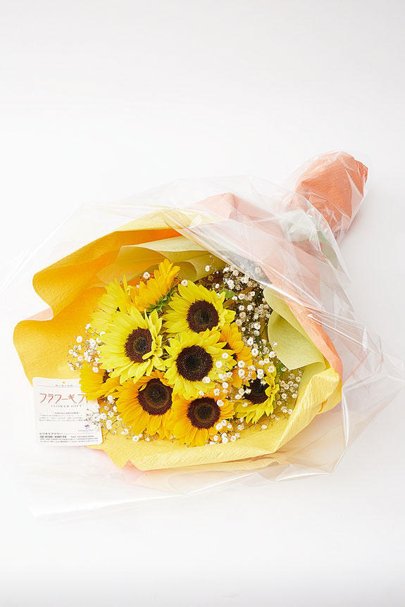<p>夏の時期しか贈る事の出来ないヒマワリの花束・ブーケは、夏のお祝い花としてお薦めの一品です。</p>