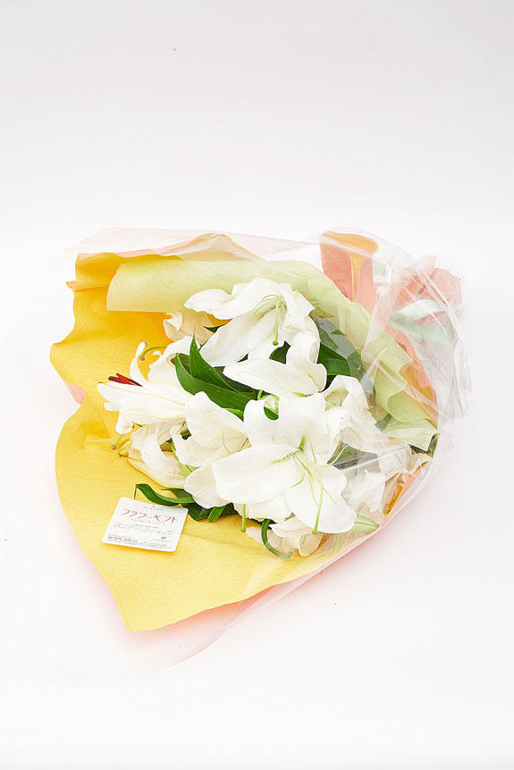 <p>涼し気な白ユリの花束・ブーケは、夏のお祝い花としてお薦めの一品です。</p>