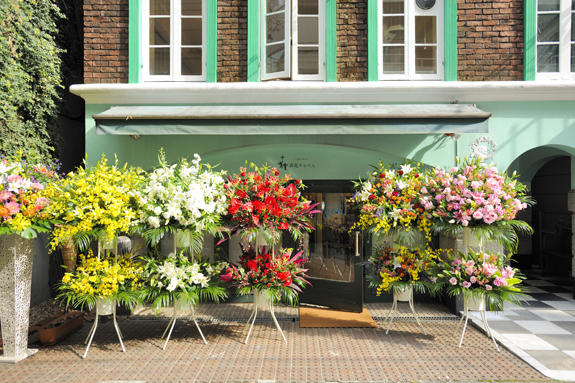 <p>お洒落なお店にもよく似合うビジネスフラワーのスタンド花です！</p>