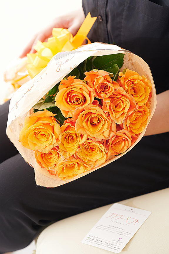 <p>抜群のインパクトのラメ入り薔薇の花束・ブーケは、誕生日祝い、結婚祝い、退職祝い、長寿祝いなどの個人間のお祝い花にお薦めです。</p>