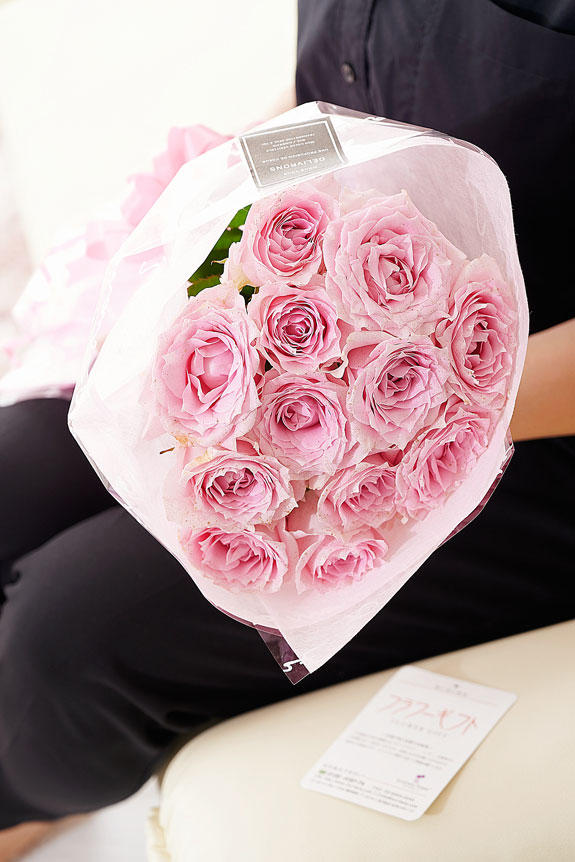 <p>抜群のインパクトのラメ入り薔薇の花束・ブーケは、誕生日祝い、結婚祝い、退職祝い、長寿祝いなどの個人間のお祝い花にお薦めです。</p>