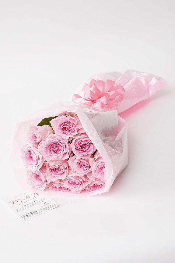 <p>一般生花店で購入できるバラの花束とは花の大きさ、葉の瑞々しさ、花持ちの長さが違うことに加え、ラメ入り薔薇のブーケは目立つこと間違いないでしょう。</p>
