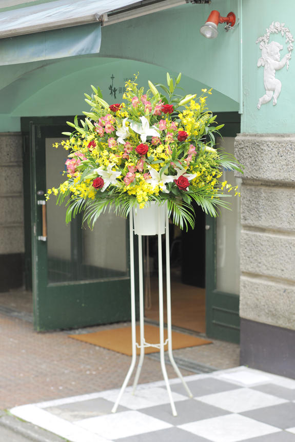 <p>多くのお祝い花が並ぶ開店、オープンのシーンでも見劣りする事のないボリュームのスタンド花です。</p>