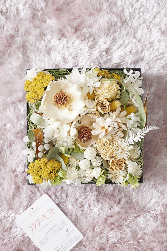 <p>世界中の花材からデザイナーがチョイスした仕立てたお洒落なドライフラワーボックスです。</p>